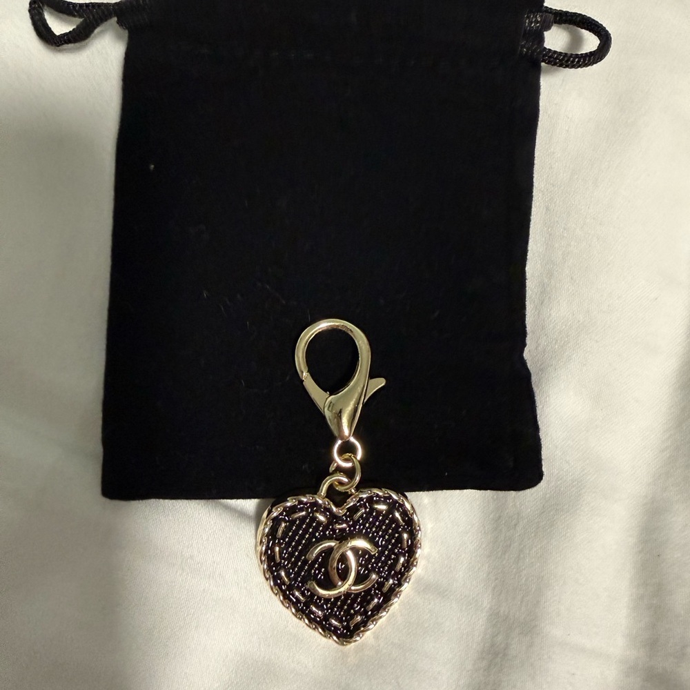 Pendant with gold tone clasp luxury Black Heart Charm! 🖤